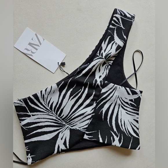 NWT - Zara Black & White Leaf Print One Shoulder Asymmetric Neckline Crop - Size - Picture 4 of 5